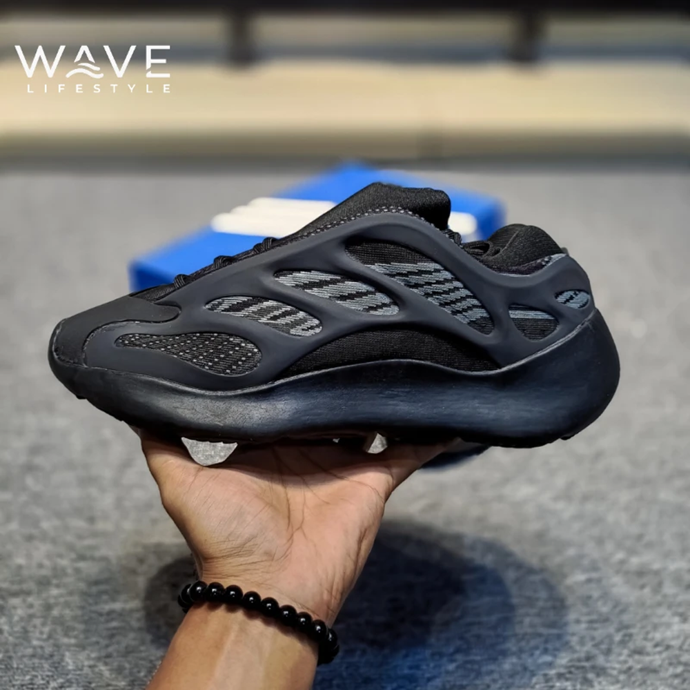 YEEZY BOOST 700 V3 Sneakers for Men - Black